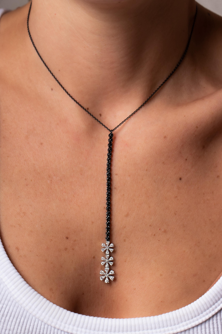 Colar Gravata Diamantes Brancos e Negros