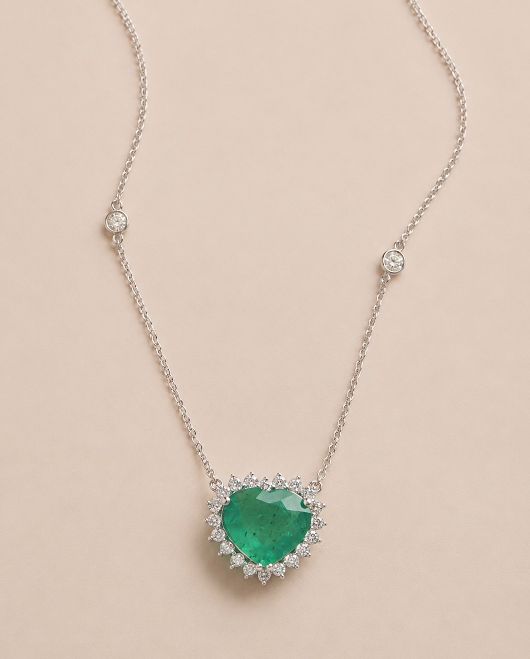 Colar Esmeralda Lapidação Coração e Diamantes